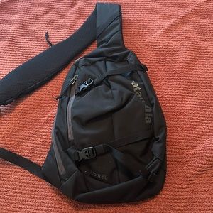 Patagonia 8L atom sling bag in black
